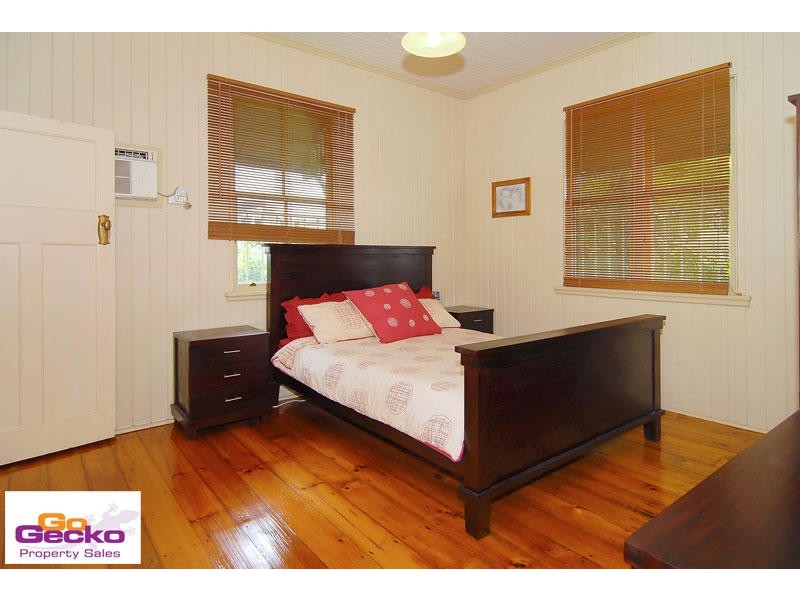 27 Kaye Street, Bardon QLD 4065