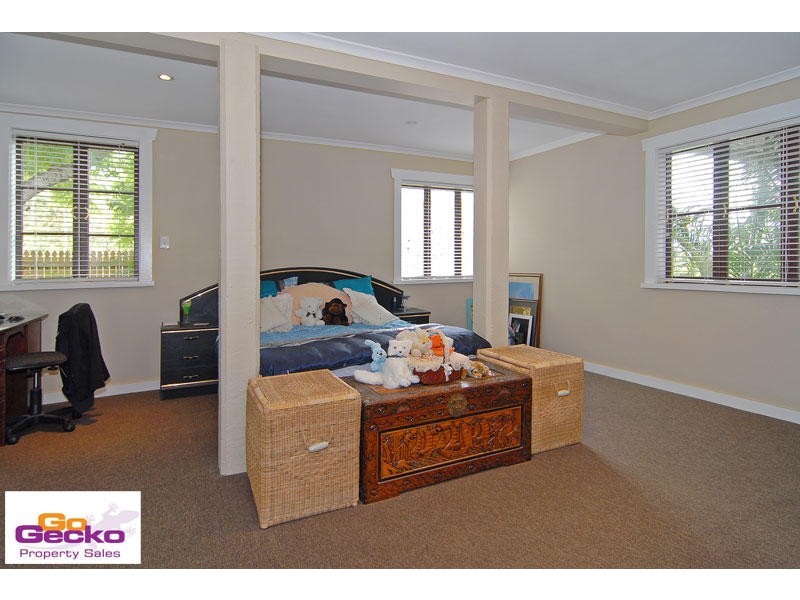 27 Kaye Street, Bardon QLD 4065