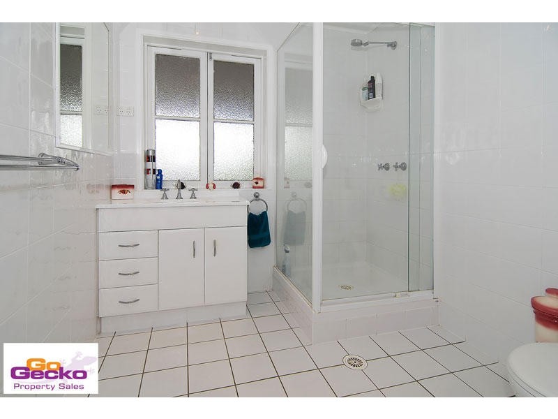 27 Kaye Street, Bardon QLD 4065