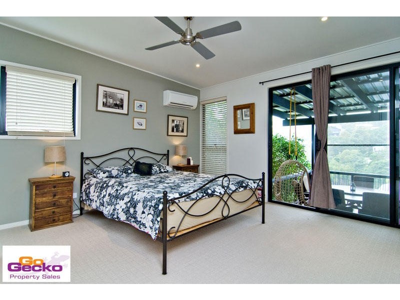 8 Bluewood Court, Ferny Hills QLD 4055