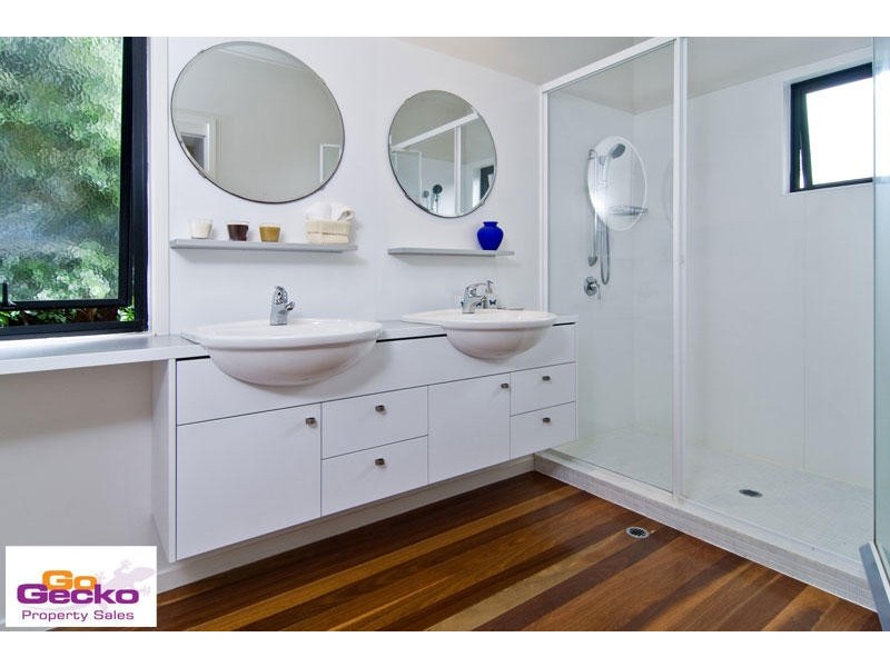 8 Bluewood Court, Ferny Hills QLD 4055