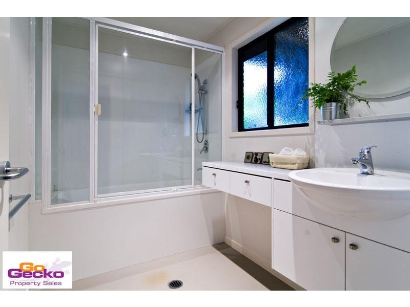 8 Bluewood Court, Ferny Hills QLD 4055