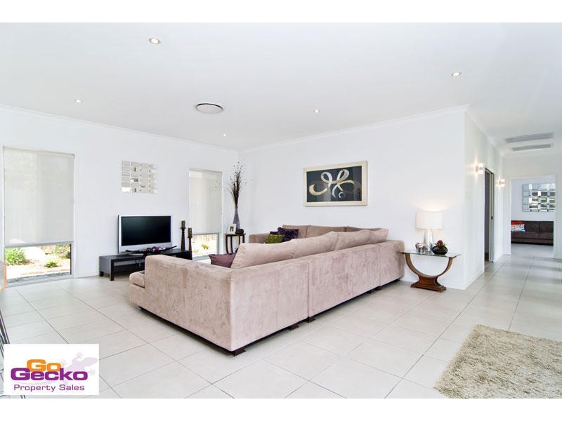 8 Chalmers Court, Samford QLD 4520