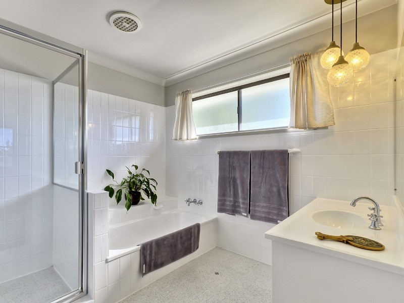 1115 South Pine Road, Arana Hills QLD 4054