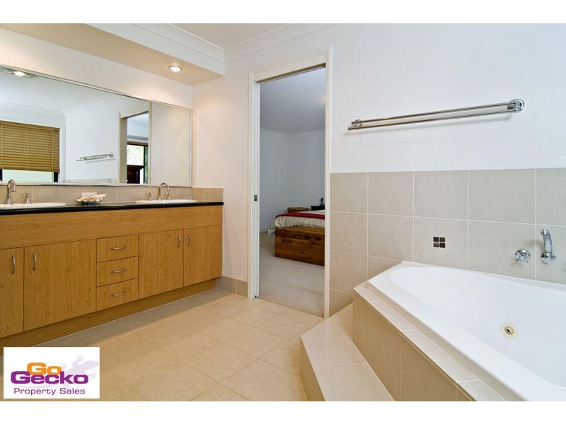 16 Balmoral Road, Samford QLD 4520