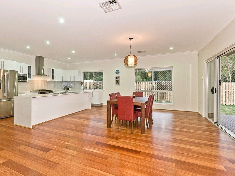 8 Shearers Close, Ferny Hills QLD 4055