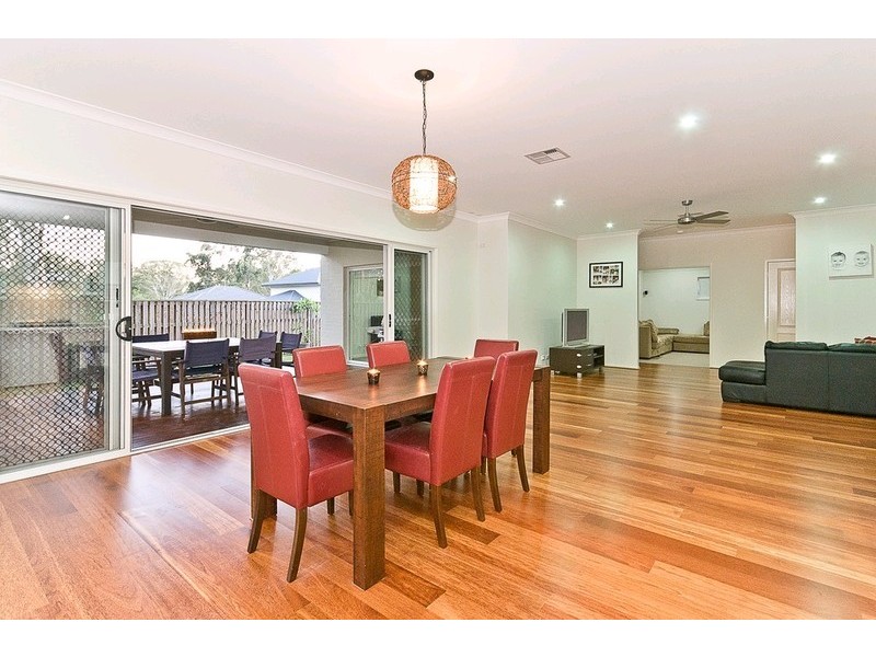 8 Shearers Close, Ferny Hills QLD 4055