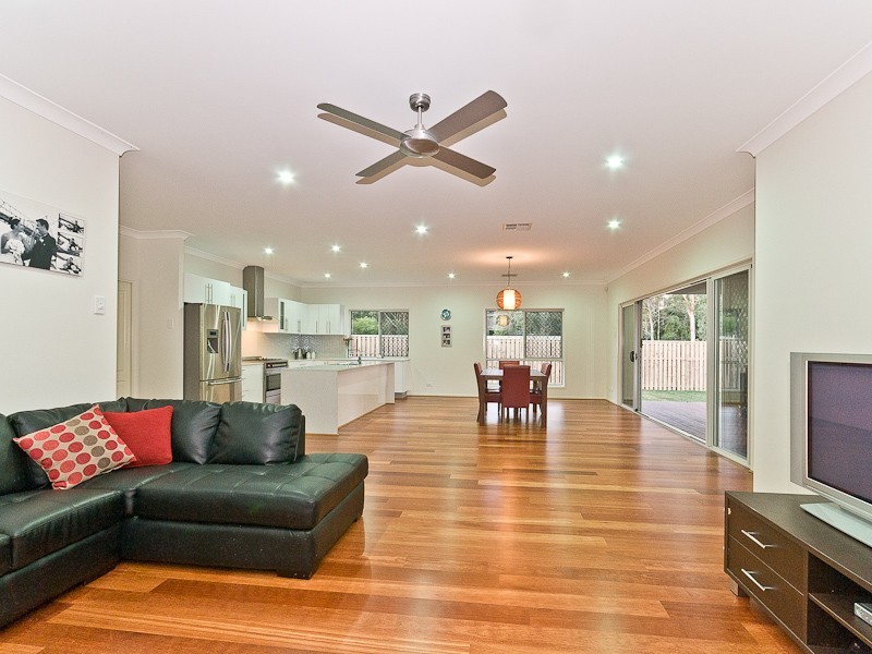 8 Shearers Close, Ferny Hills QLD 4055