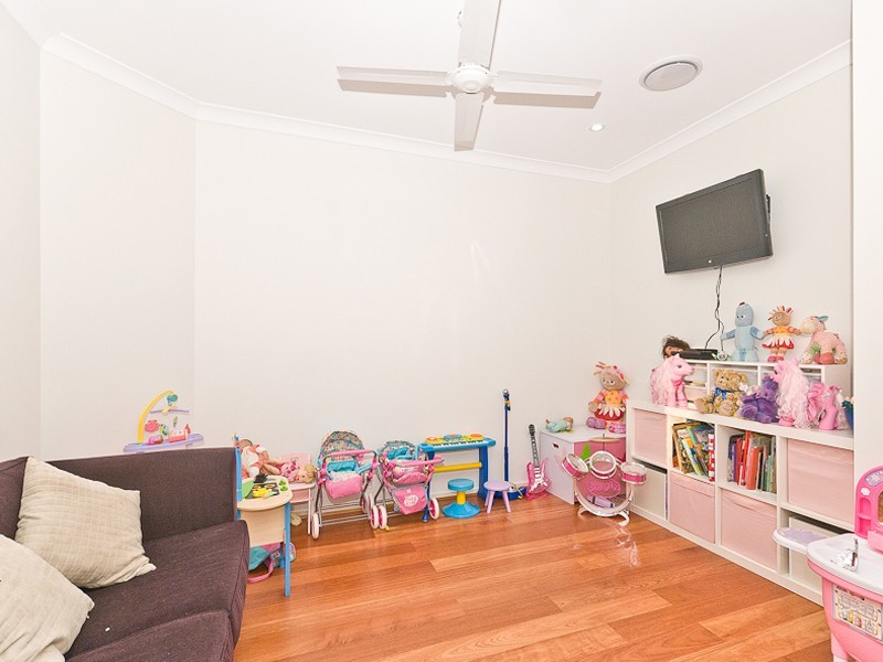 8 Shearers Close, Ferny Hills QLD 4055