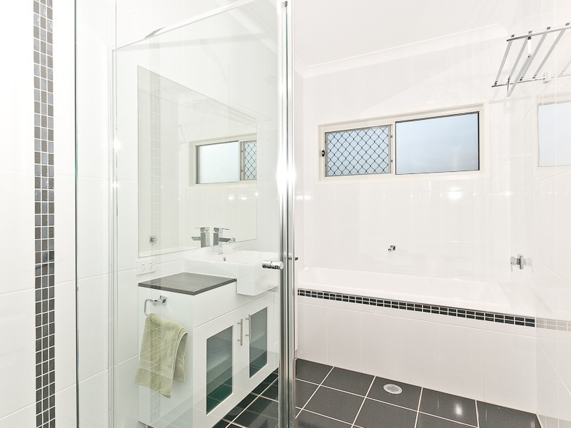 8 Shearers Close, Ferny Hills QLD 4055