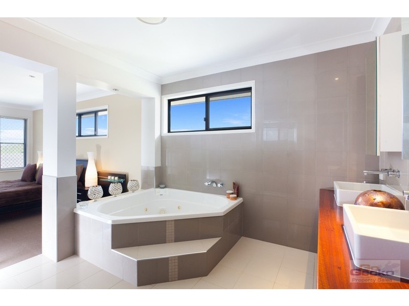 5 Quandong Crescent, Arana Hills QLD 4054