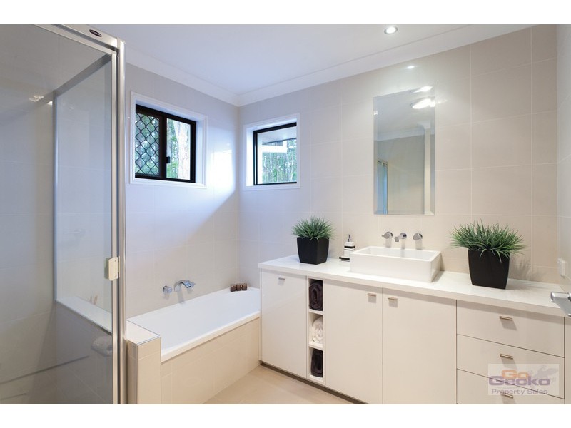 5 Quandong Crescent, Arana Hills QLD 4054