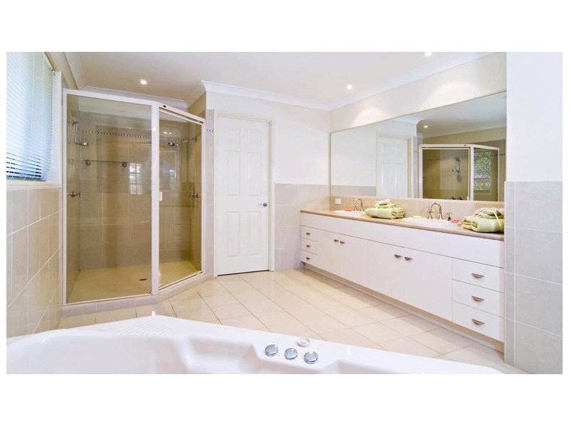 4 Alan Court, Arana Hills QLD 4054