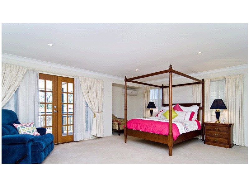 4 Alan Court, Arana Hills QLD 4054