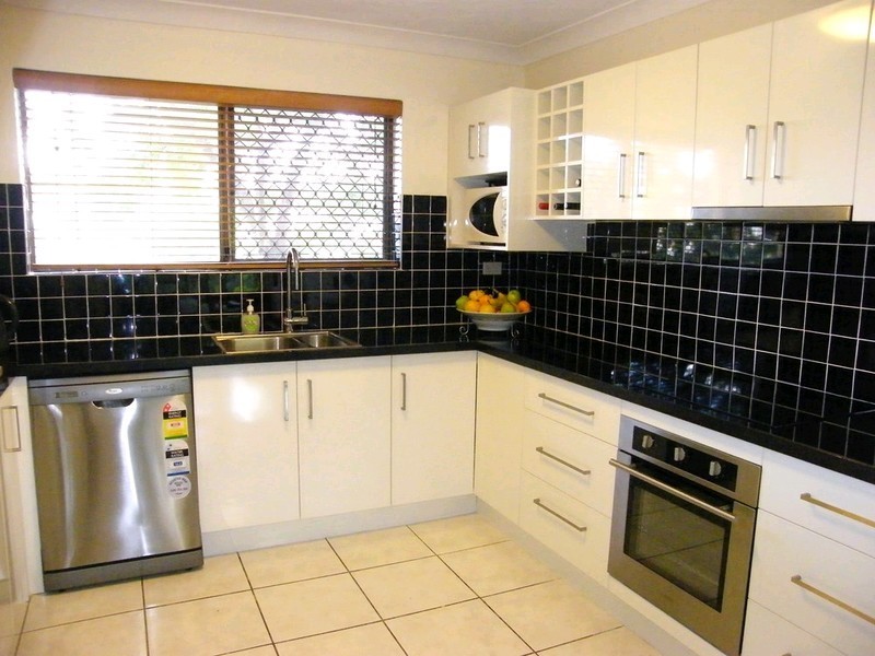 2/25 Scott Road, Herston QLD 4006