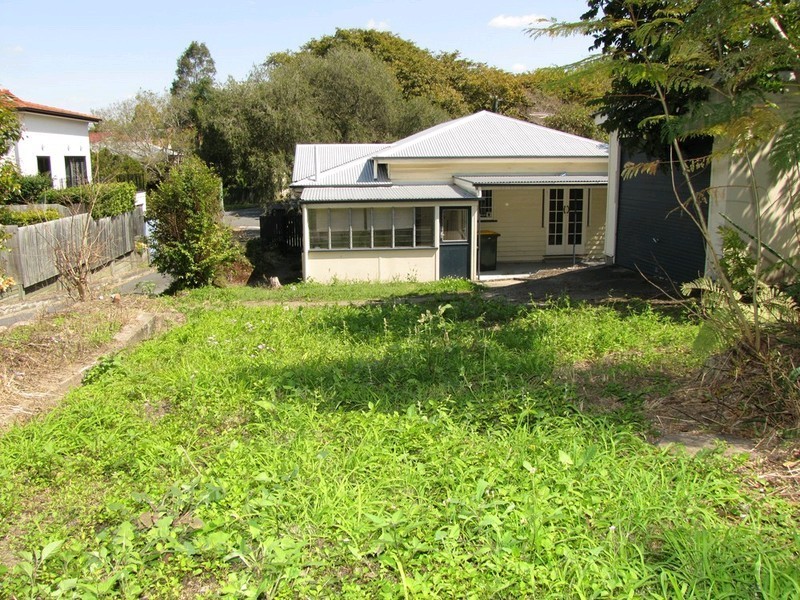 1 Lanham Crescent, Newmarket QLD 4051