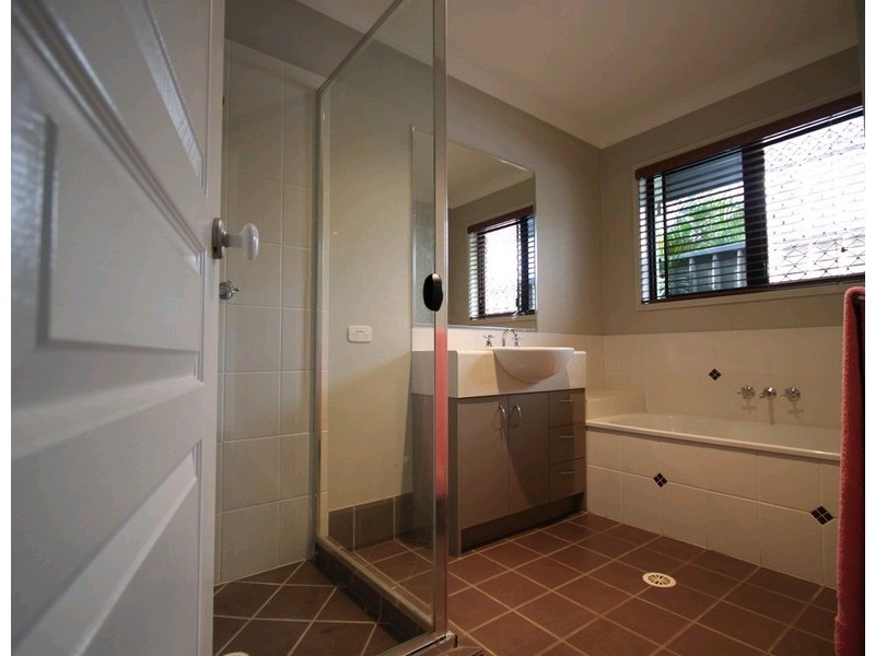 4 Bella Street, Cashmere QLD 4500