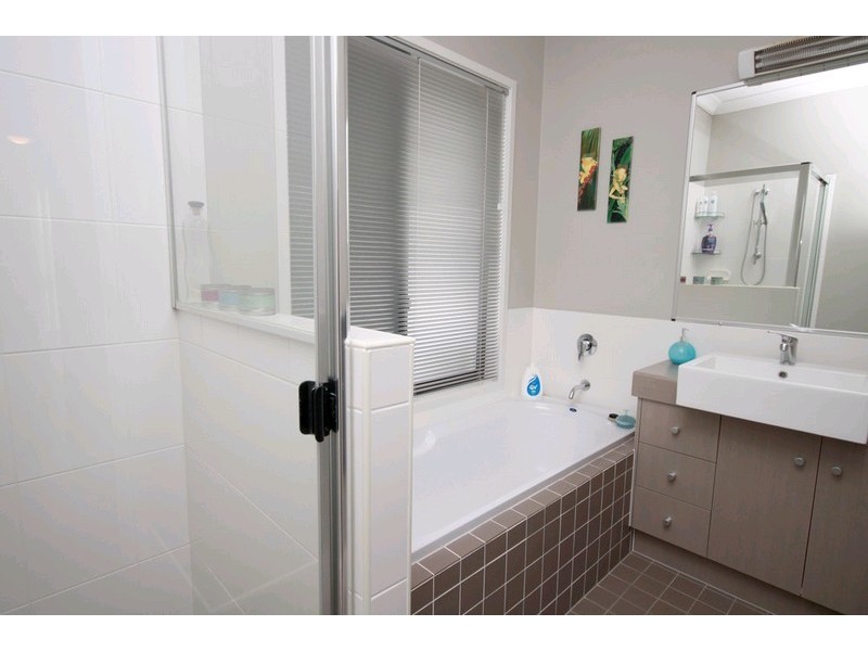 18 Birdwing Cres, Kallangur QLD 4503