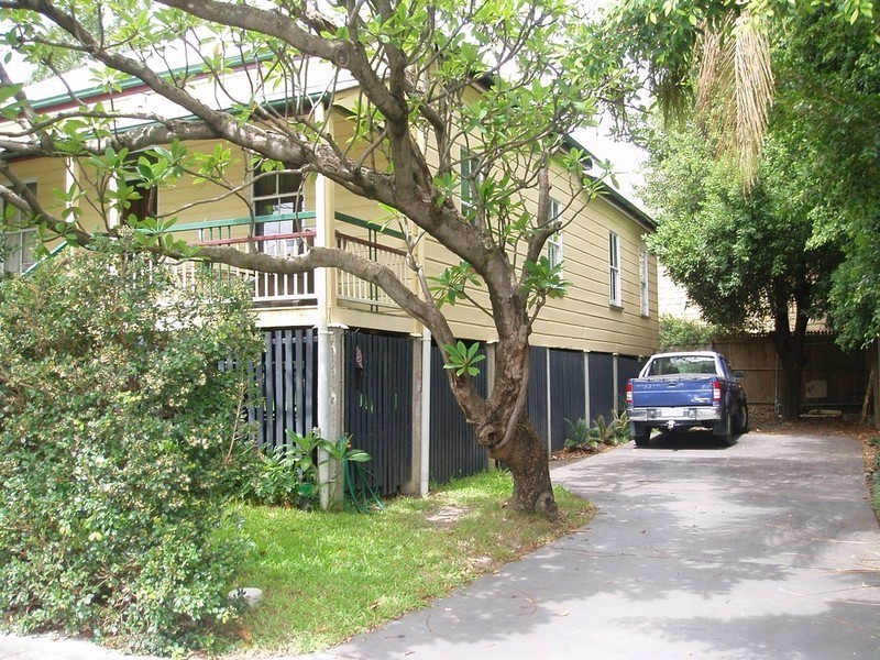 9 Mossgrove Street, Woolloongabba QLD 4102