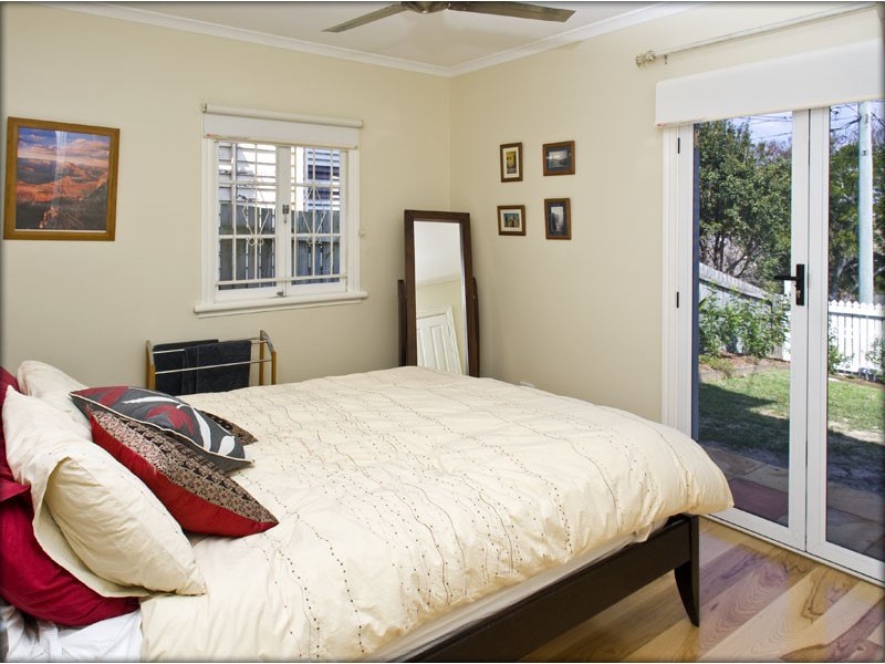 30 Longfellow Street, Norman Park QLD 4170