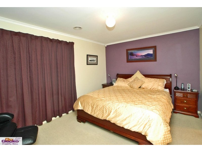 5 Halloran Drive, Jerrabomberra NSW 2619