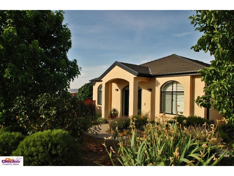 1 Benalla Court, Jerrabomberra NSW 2619