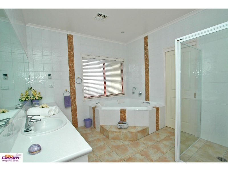 60 Woodhill Link, Jerrabomberra NSW 2619