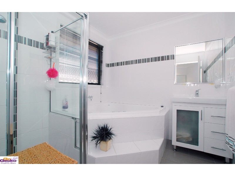 54 Carolyn Jackson Drive, Jerrabomberra NSW 2619