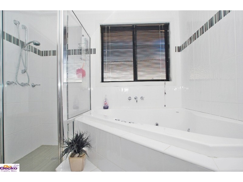 54 Carolyn Jackson Drive, Jerrabomberra NSW 2619