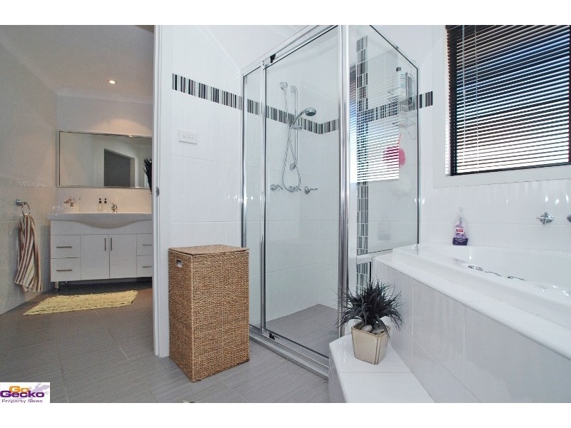 54 Carolyn Jackson Drive, Jerrabomberra NSW 2619