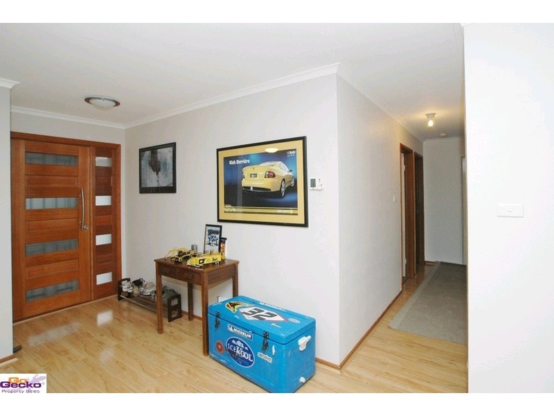 27 Crest Park Parade, Queanbeyan NSW 2620