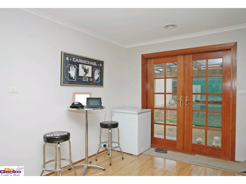 27 Crest Park Parade, Queanbeyan NSW 2620