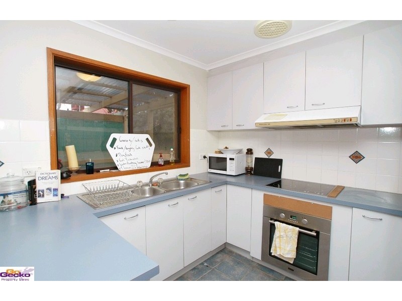 27 Crest Park Parade, Queanbeyan NSW 2620
