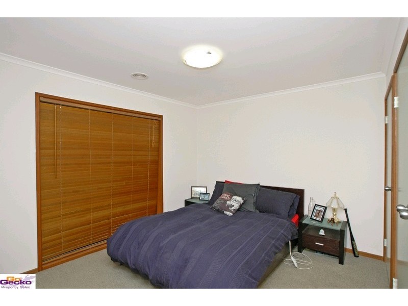 27 Crest Park Parade, Queanbeyan NSW 2620