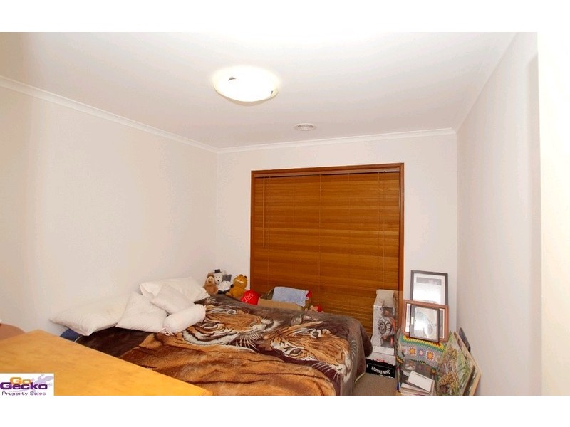 27 Crest Park Parade, Queanbeyan NSW 2620
