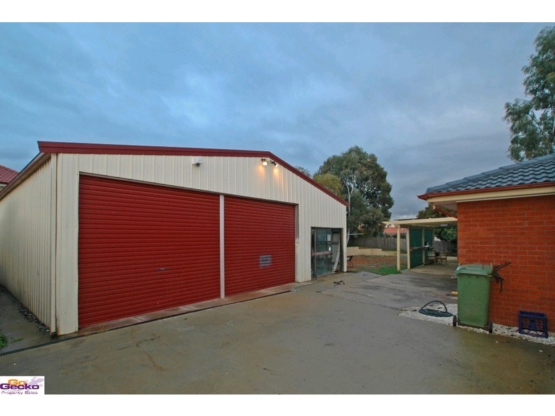 27 Crest Park Parade, Queanbeyan NSW 2620