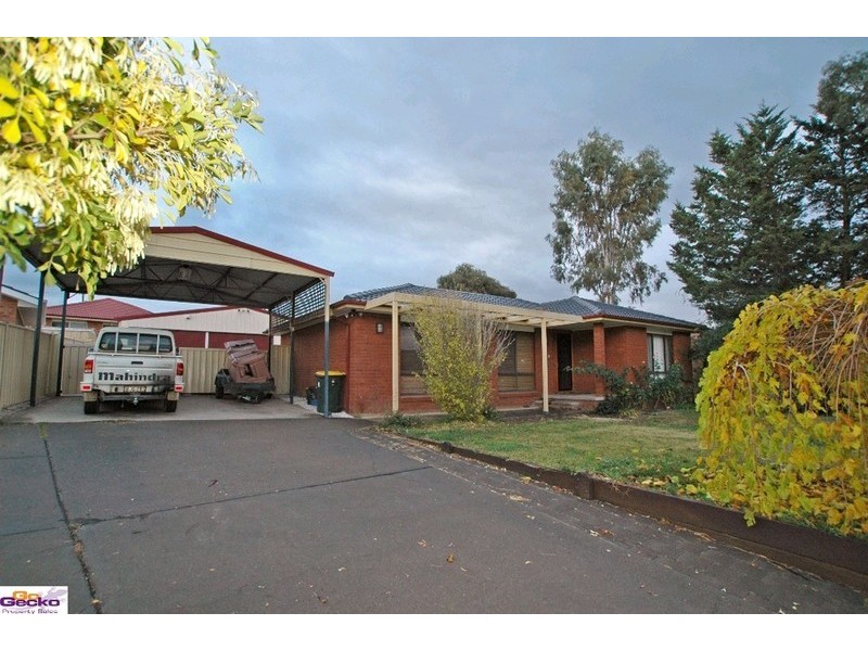 27 Crest Park Parade, Queanbeyan NSW 2620