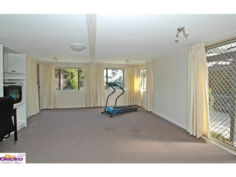 17 Winter Place, Jerrabomberra NSW 2619