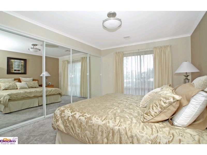 17 Winter Place, Jerrabomberra NSW 2619