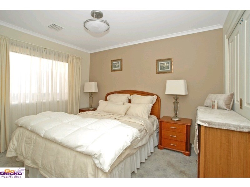 17 Winter Place, Jerrabomberra NSW 2619