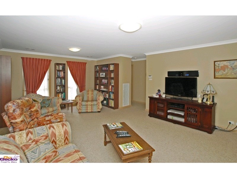 11 Tennyson Drive, Queanbeyan NSW 2620
