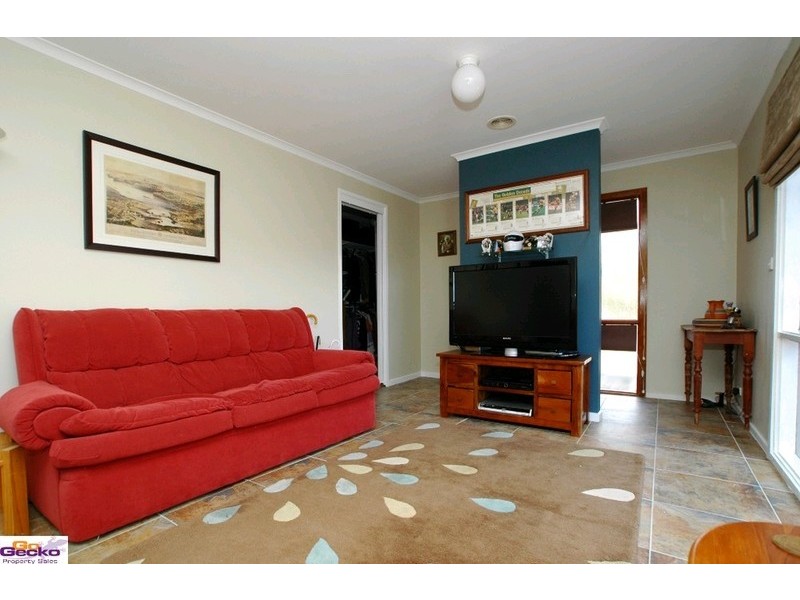 24 Crest Park Parade, Queanbeyan NSW 2620
