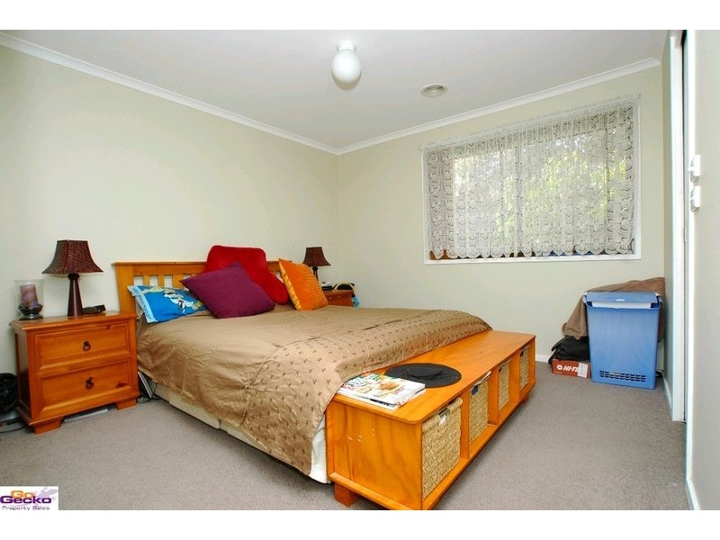 24 Crest Park Parade, Queanbeyan NSW 2620