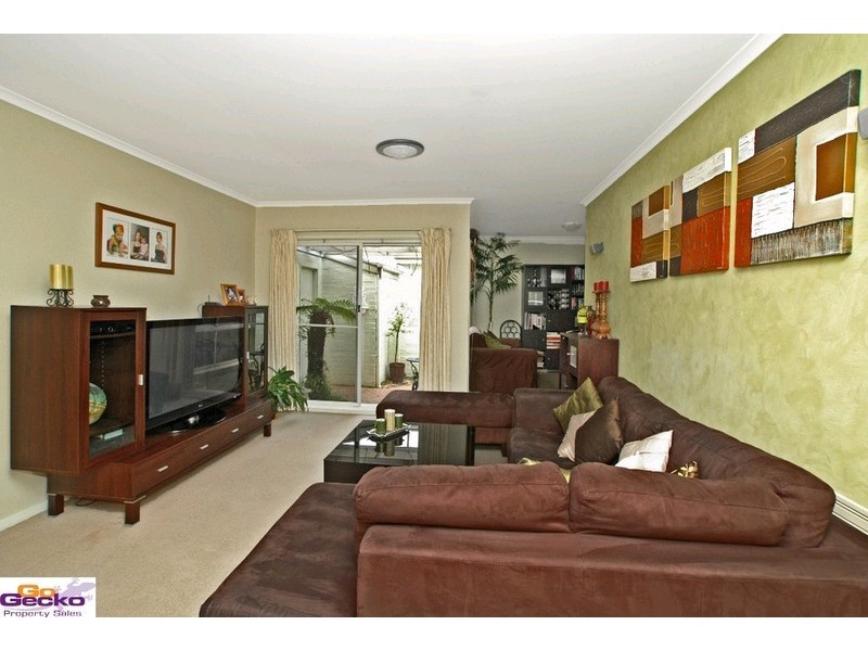 2/4-10 Brudenell Drive, Jerrabomberra NSW 2619