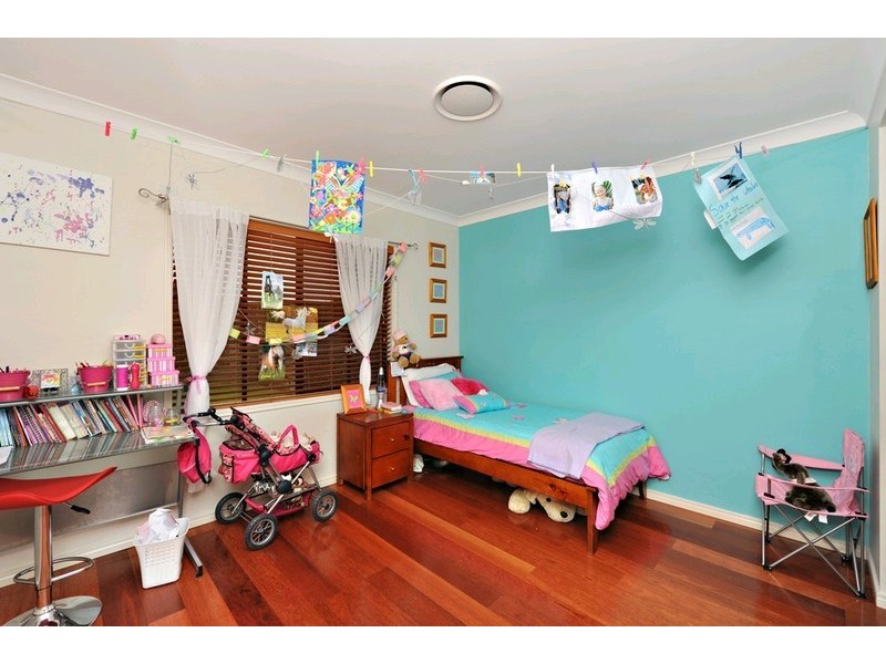 11 Lawson Close, Petrie QLD 4502