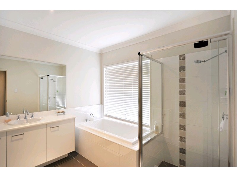 11 Lawson Close, Petrie QLD 4502