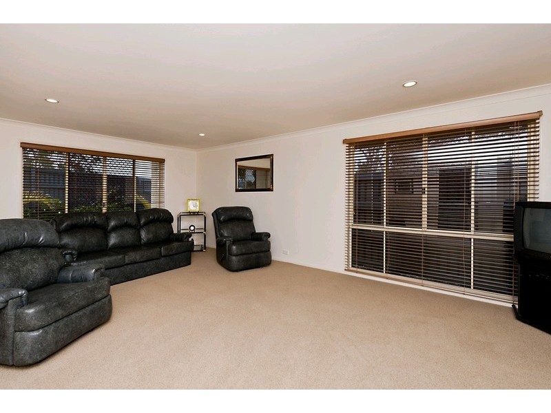 10 Tudor Close, Petrie QLD 4502