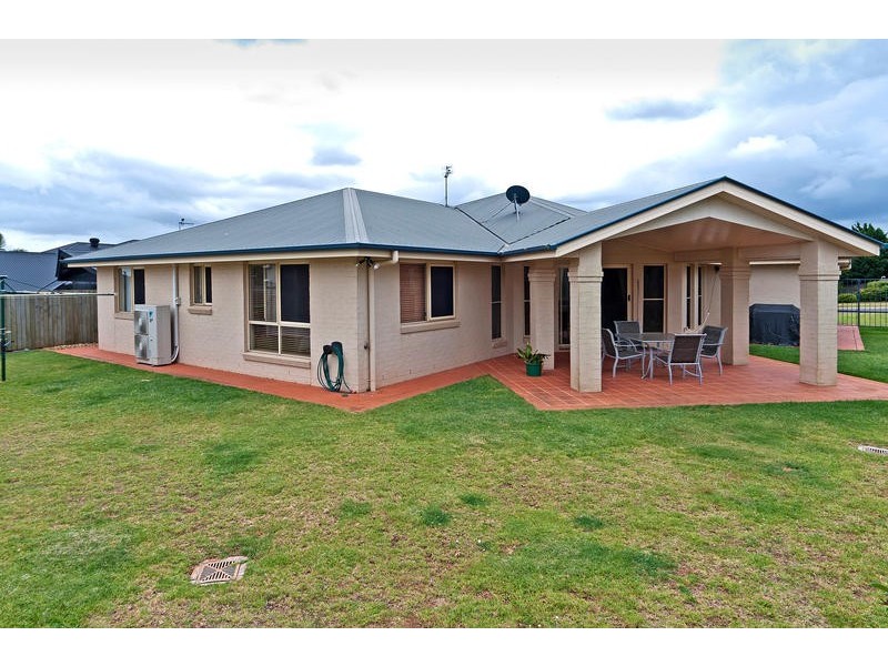 32 Ward Street, Middle Ridge QLD 4350