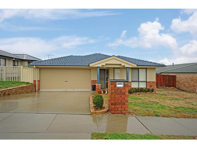 9 Betty Maloney Crescent, Banks ACT 2906
