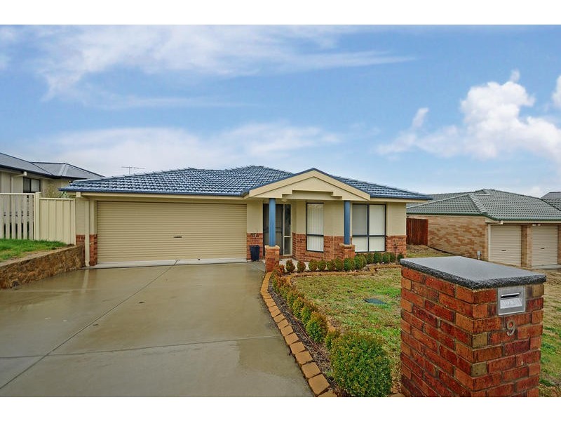 9 Betty Maloney Crescent, Banks ACT 2906